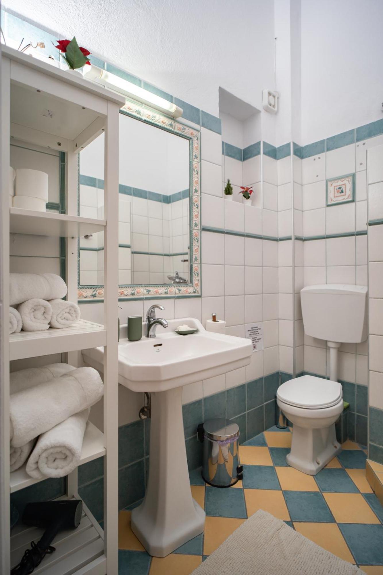 The Rock Guesthouse Калампака Екстериор снимка