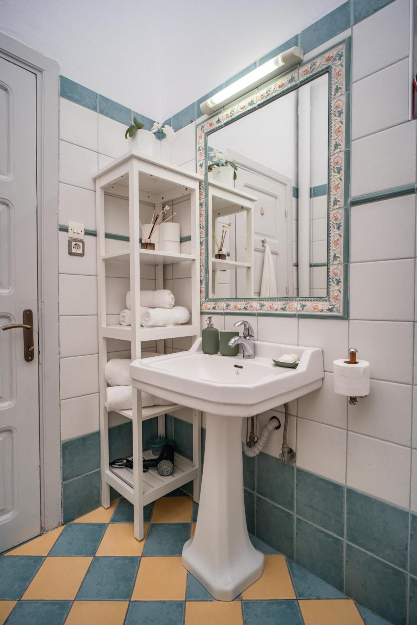 The Rock Guesthouse Калампака Екстериор снимка